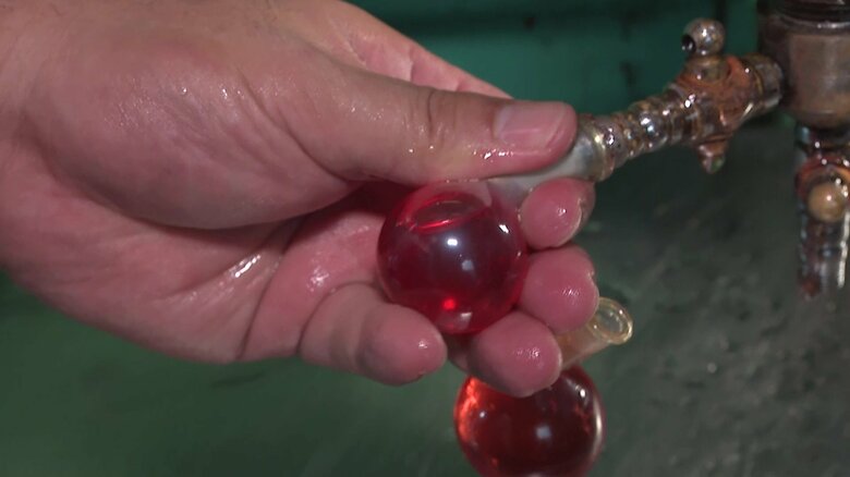 ゴムの中に流し込む様子