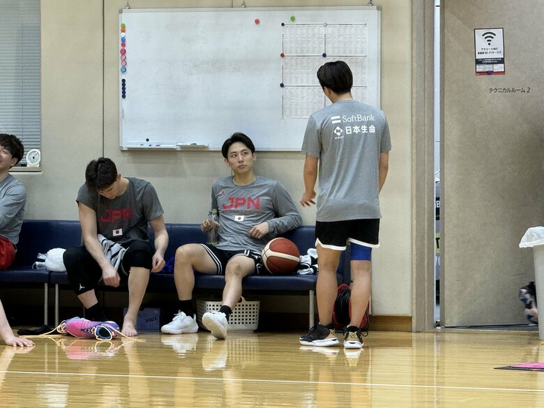 練習中の男子日本代表ら（16日、都内）
