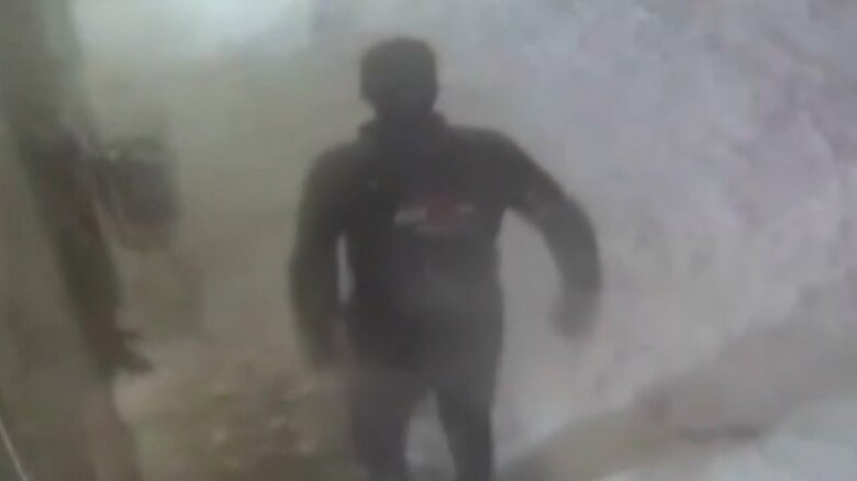 背中が雪まみれな男性（IHA）