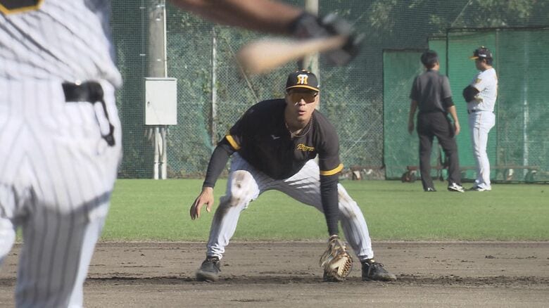 2024年秋季キャンプでノックを受ける佐藤輝明