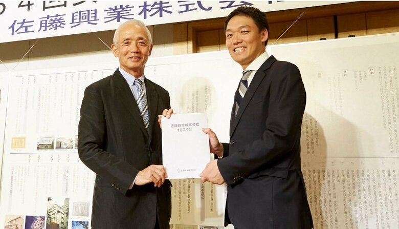 佐藤興業・佐藤東平社長（右）（佐藤興業HPより）