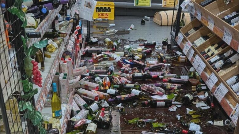 地震で倒れ割れた酒瓶（松江市内のスーパー）