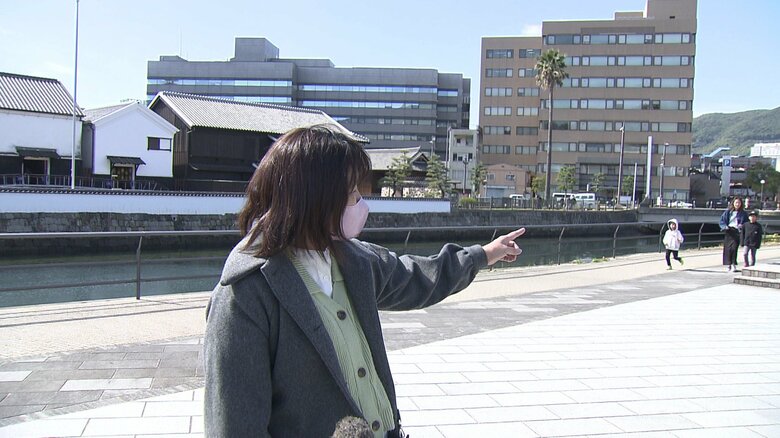 パレードの観覧エリアを下見する人の姿も