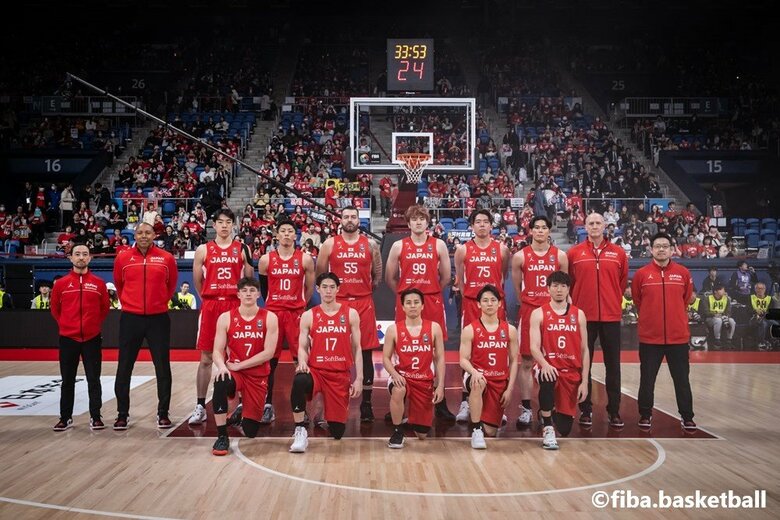 グアム戦に臨む男子日本代表の選手とコーチ陣（22日、東京・有明コロシアム）