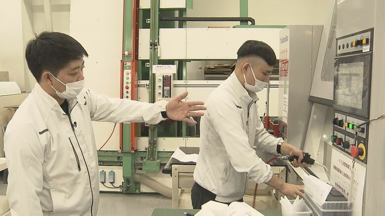 ダオさん（左）は技能実習生（右）の指導役