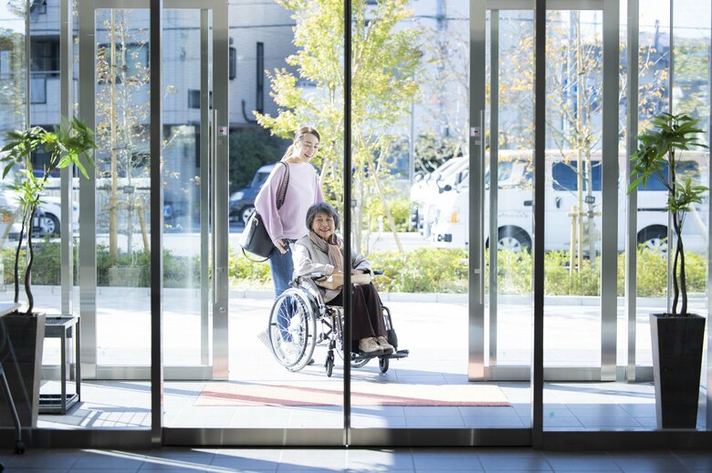 車いす利用の人　イメージ