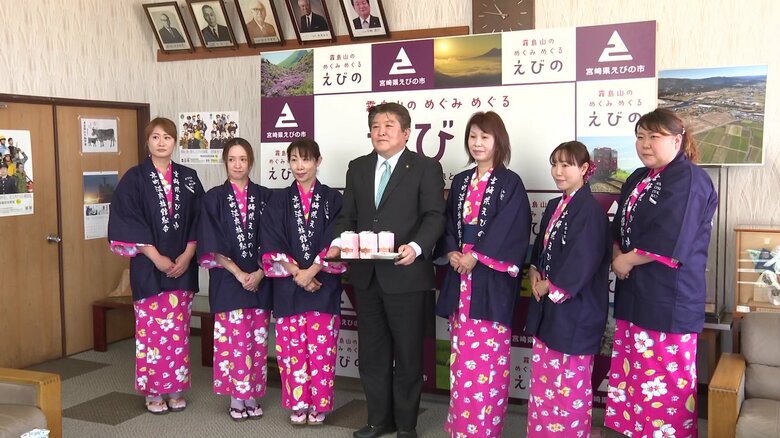 えびの市・村岡隆明市長(中央)と記念撮影する京町温泉みなほ会の女将たち