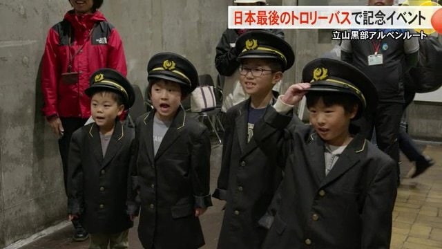 「ありがとうございました！」と乗客を見送る子どもたち