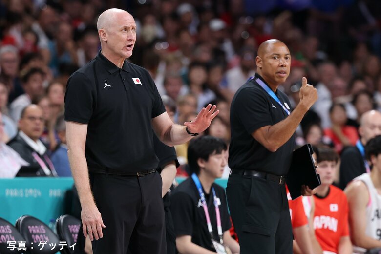 フランス戦を指揮するトム・ホーバス監督（左）（30日、ピエール・モロワ競技場）