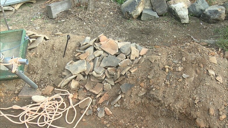 ”穴”を塞いでいた瓦や土