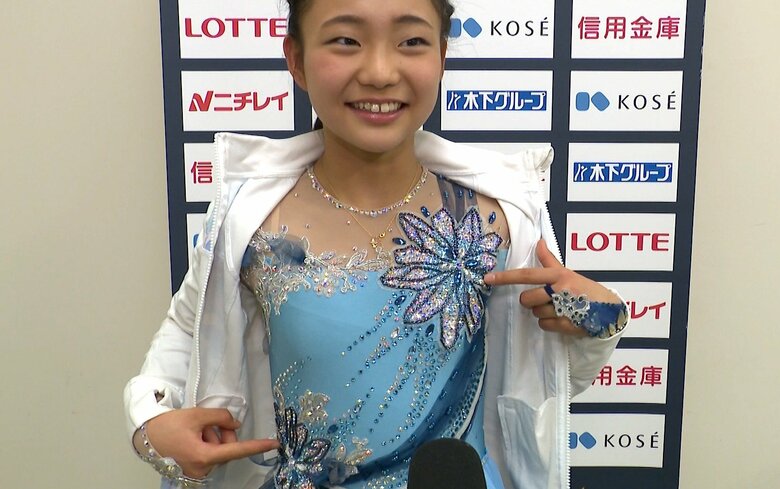 衣装のポイントは胸元にある結晶だという和田