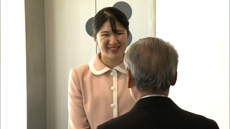 初の地方公務で佐賀スタジアムに入られる愛子さま　2024年10月11日