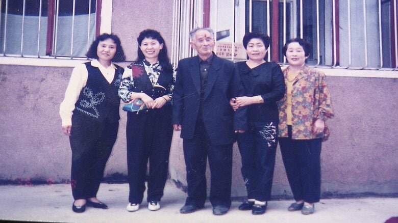 姉たちが、中国にいる池田さんの養父に会いに行った際（左から二番目が池田さん）