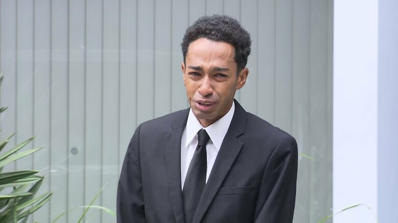 再び立ち止まり目に涙をためる草間リチャード敬太さん