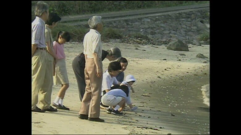 砂浜で雅子さまにつかまり立ちされる愛子さま