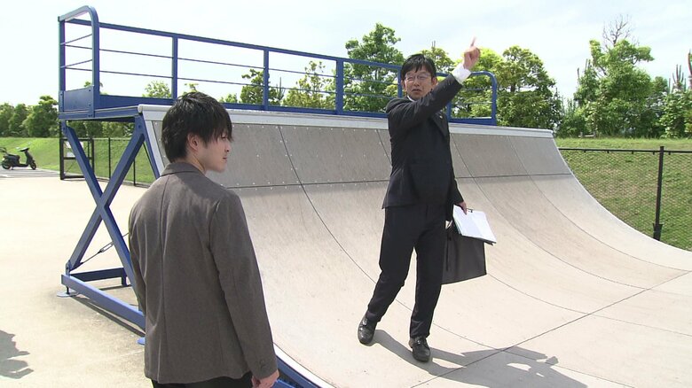 市の担当者からスケートボード場の説明を受ける内村さん