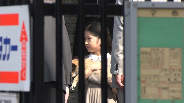 御料牧場に向かうため宇都宮駅に到着された愛子さまの腕の中にはゆりの姿が　2009年