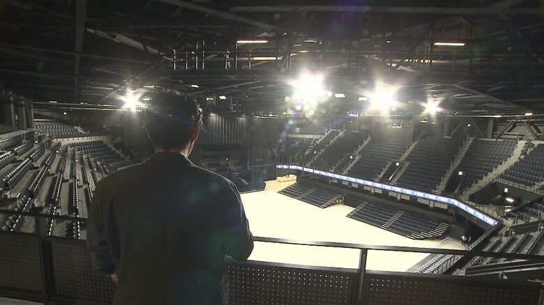 会場を視察する高橋さん