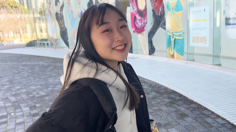 笑顔を見せる松生理乃