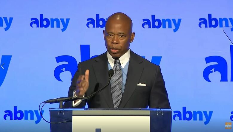 エリック・アダムズ市長は全職員「在宅勤務禁止」を通達