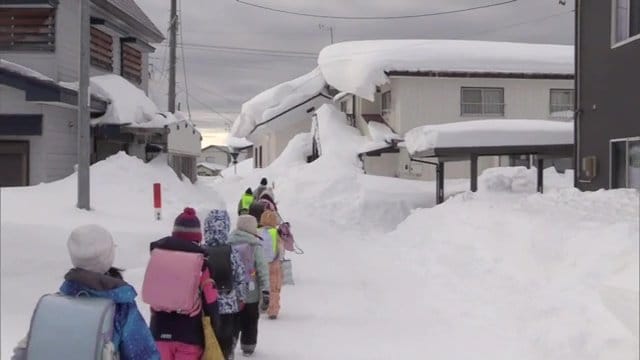 通学路にも住宅からの雪庇が（福島県猪苗代町）