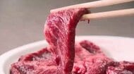 1キロ13万円で落札「見た目はまるで牛肉の高級部位」“幻の食材”生のナガスクジラが市場で競りに　福岡