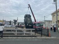 アクセルとブレーキを間違え車が川に転落　「ズドーンって行っちゃった」　コンビニの駐車場でフェンスを突き破る　付近にいた人が運転していた70代女性を救出　肩と首の痛みを訴える