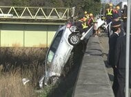 車の60代運転手は直前に脱出…踏切で乗用車が電車と衝突し大破 乗客約30人は線路の上を歩いて近くの駅へ