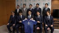 サッカー日本代表の森保監督、板倉滉選手、前田大然選手、菅原由勢選手らが文科大臣を表敬訪問　「未来には世界一を喜び合える日を」