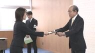 「しっかり準備したい」広島県知事選に初当選　横田美香氏に当選証書　今月２９日に就任