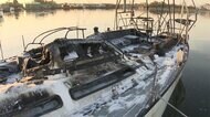 無人のヨットが燃える火事 周辺で不審火3件相次ぐ