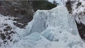 厳冬で巨大な氷の壁が出現 乗鞍高原の「善五郎の滝」 落差22メートル 「下から見るとすごい迫力」