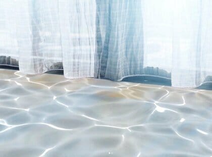 レースカーテンに光が通ると部屋が“海の底”に? おうちを楽しむアイデア投稿から1日で「実用化に向け開発へ」