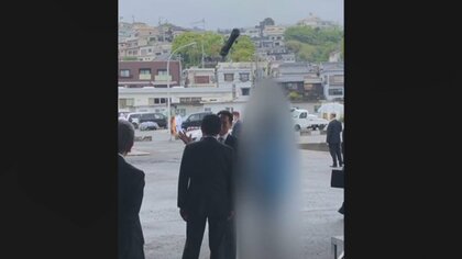 岸田首相に投げ込まれた“銀色の筒” 応援演説の直前に…爆発音と白い煙　24歳男を現行犯逮捕