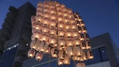 273本の光の稲穂、夏の夜空彩る　「秋田竿燈まつり」開幕　初のドローンショーも観光客魅了　秋田市