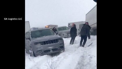 猛吹雪の中100台以上が絡む玉突き事故…大型トラック30台以上巻き込まれ12人負傷　アメリカ・ミシガン州