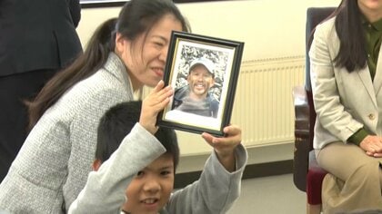 「天国でいっぱい山登ってね」9歳息子が父の写真を高々と　平出和也さん「登山界のアカデミー賞」ピオレドール賞