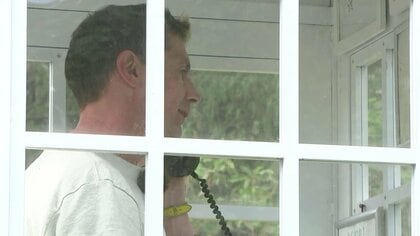 「Hello、brotherまだ寂しい」弟を亡くしたイギリス人作家が震災被災地の「風の電話」へ　亡くなった人に思い届ける電話ボックス