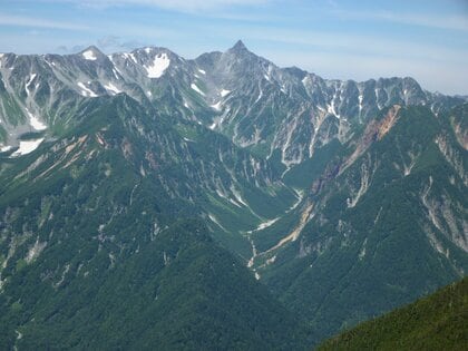 北アルプス槍ヶ岳に向かう登山道でイギリス国籍の男性が数十メートル滑落か　「前を歩いていた男性が滑落した」　後続の登山者が通報　ヘリで救助され軽傷と判明