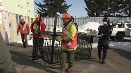 警察など各機関が連携し屋内で『ヒグマ訓練』初実施―市街地“立てこもり”を想定した訓練にはハンターも参加＿北海道内各地ではクマ出没が年々増加傾向―北海道札幌市