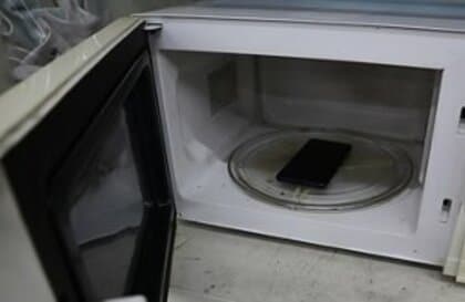 スマホを「レンチン」「充電端子に醤油」…やってはいけない取扱いを携帯4社がわざわざ検証した理由　