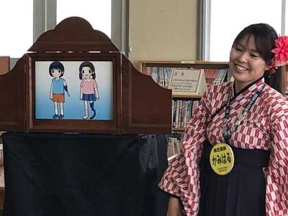 「杖を使ったほうが速く走れるんだよ」障がいを持つ紙芝居師が伝えるパラリンピック