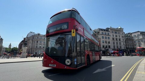 ロンドン名物「赤いバス」運転手1500人がストへ　猛暑で運転席40度超も
