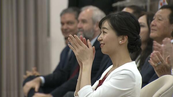 佳子さまが一人一人と握手 ブラジル訪問で日系人らと交流、和太鼓演奏