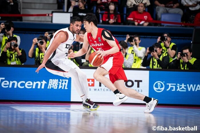 ドリブルで攻め込む川島悠翔(22日、東京・有明コロシアム)