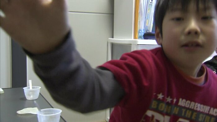カメラを手でふさごうとしている晴翔さん