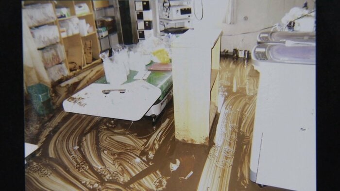 馬場目川の氾濫で浸水被害を受け、泥だらけになった診療所（2023年7月）