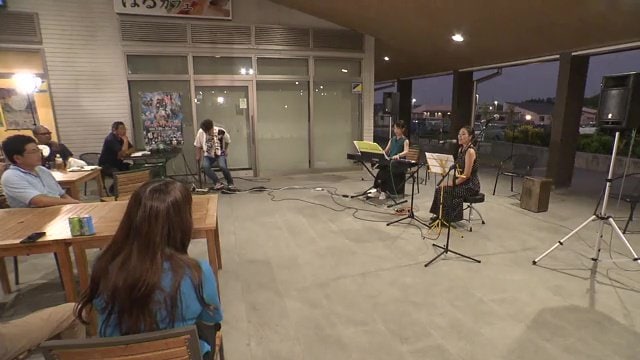 店外にもスペース 音楽と共にカクテルを楽しむ