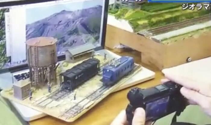 パソコンの画面の前に鉄道模型を置いて撮影