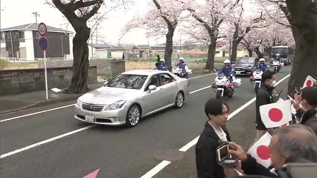2026年4月7日　桜並木を通られる天皇ご一家